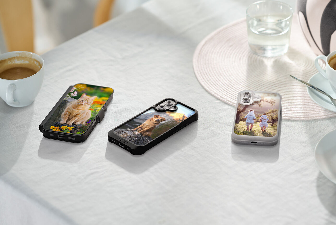 Drei Smartphone Hüllen liegen auf einem Tisch und zeigen persönliche Fotos mit Tier und Familienmotiven